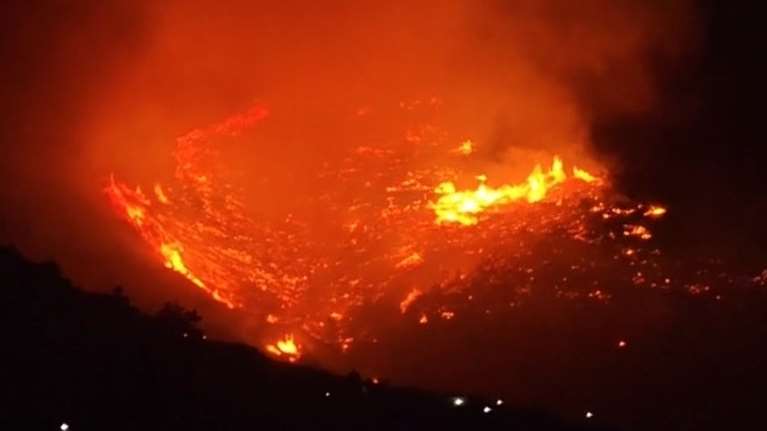 Φωτιά στην Κερατέα: Φόβοι αναζωπύρωσης λόγω των ισχυρών ανέμων - Οκτώ κάτοικοι μεταφέρθηκαν σε ασφαλές σημείο