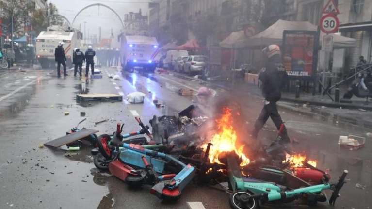 Βρυξέλλες: Σοβαρά επεισόδια στους δρόμους πριν και μετά τη νίκη του Μαρόκου επί του Βελγίου - Έκαψαν αυτοκίνητα [βίντεο]