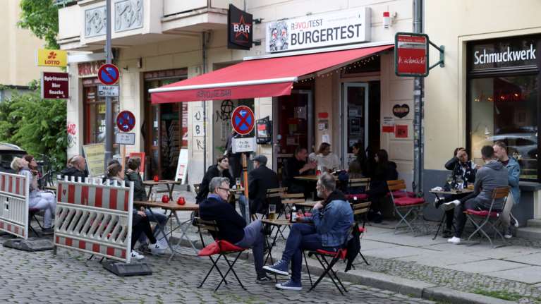 ECDC: Η μετάλλαξη Δέλτα μπορεί να μολύνει όσους έχουν κάνει μόνο μια δόση - Θα "κυκλοφορήσει" πολύ στους νέους το καλοκαίρι