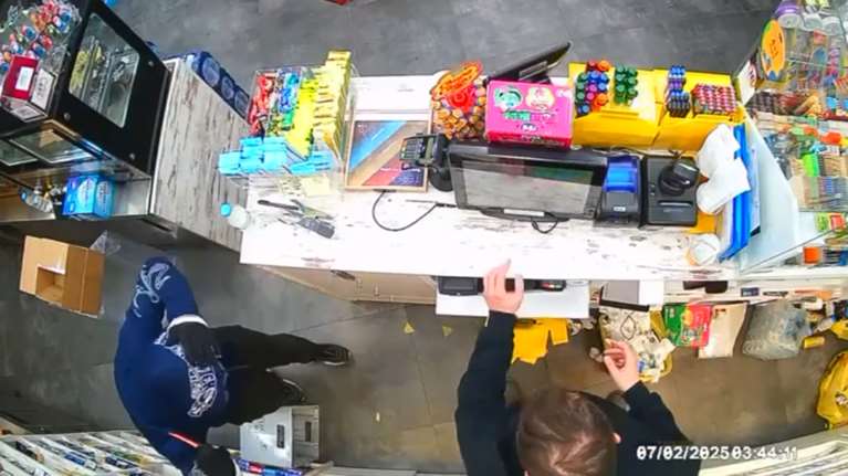 Βίντεο ντοκουμέντα με σκληρό 15χρονο ληστή: Με κουκούλα,  κρατάει μαχαίρι και ρημάζει καταστήματα ψιλικών
