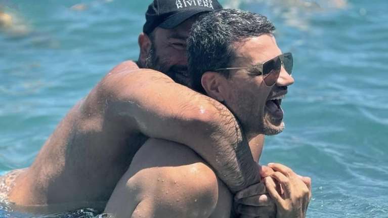 Ο Παντελής Τουτουντζής αγκαλιά με τον σύντροφό του στην Κρήτη λίγο πριν τον γάμο τους