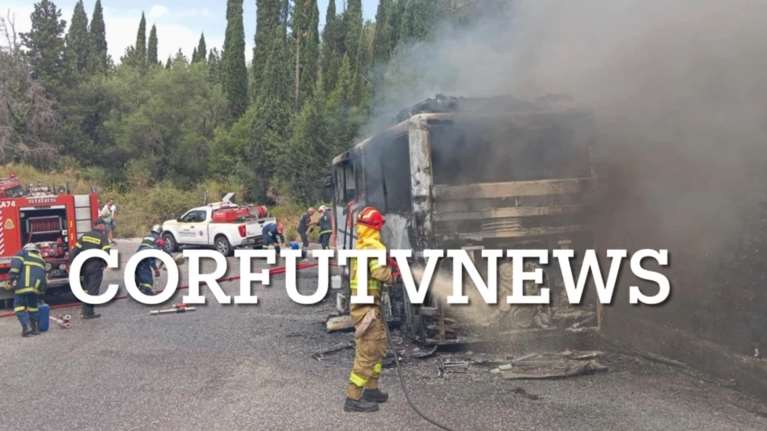 Στις φλόγες τυλίχθηκε τουριστικό λεωφορείο με 50 επιβάτες στην Κέρκυρα