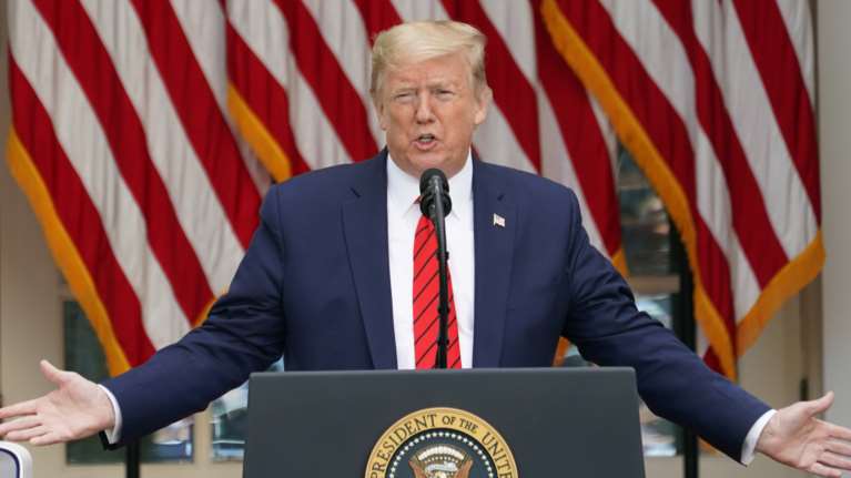 Τζορτζ Φλόιντ - Απειλεί ο Τραμπ: Τα αγριότερα σκυλιά και τα απειλητικότερα όπλα αν παραβιάζατε τον Λευκό Οίκο