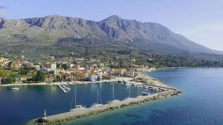 Η πανέμορφη κωμόπολη με τα γαλαζοπράσινα νερά που απέχει μόλις 3,5 ώρες από την Αθήνα [Βίντεο]