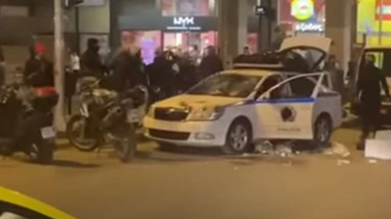 Ταυτοποιήθηκαν δύο άτομα για την επίθεση σε περιπολικό στο κέντρο της Αθήνας - Ανήλικος ο ένας [βίντεο]