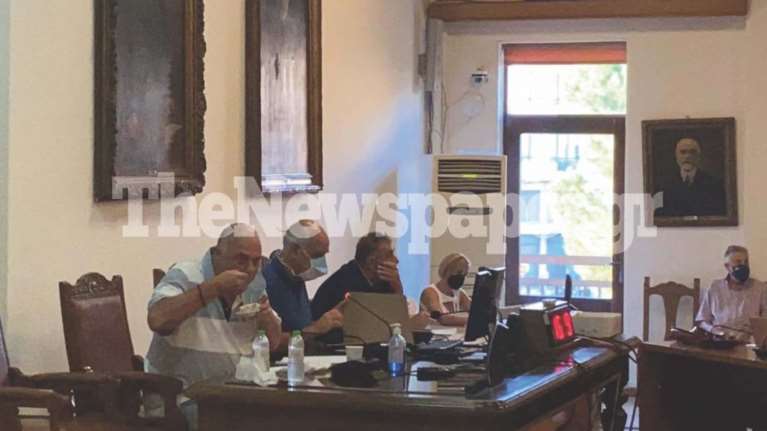 Προκλητικός Μπέος στο Δημοτικό Συμβούλιο: Μοίρασε κόλλυβα στην αντιπολίτευση - &quot;Είχαν κηδεία τα παιδιά&quot; [βίντεο]