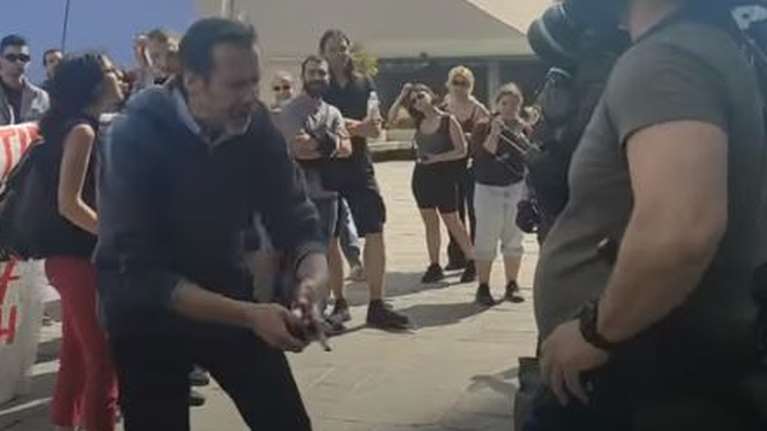 ΑΠΘ: Ποιος είναι τελικά ο μυστηριώδης άνδρας που προκαλούσε τα ΜΑΤ στα επεισόδια με τους φοιτητές