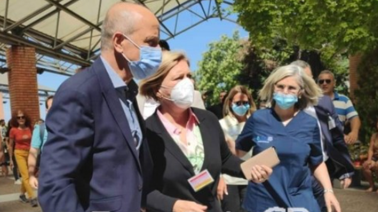 Θεσσαλονίκη: Αποδοκιμάστηκε από υγειονομικούς σε αναστολή η Μίνα Γκάγκα [Βίντεο]