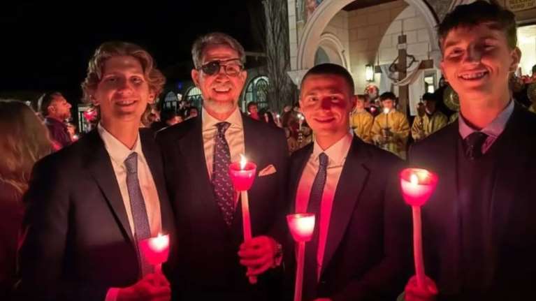Παύλος Ντε Γκρες: Οι ευχές στις Ελληνίδες και τους Ελληνες από τη Νέα Υόρκη - Η φωτογραφία με τους γιους του από την Ανάσταση