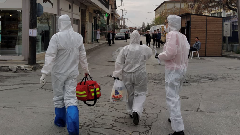 Λάρισα: Ξεκίνησε νέα ιχνηλάτηση στη Ν. Σμύρνη μετά από νέο κρούσμα σε 18χρονη Ρομά [εικόνες]