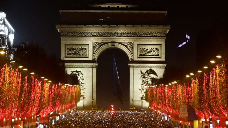 Πρωτοχρονιά: Υπό τη σκιά της μετάλλαξης Όμικρον υποδέχτηκε ο πλανήτης το νέο έτος [Εικόνες - Βίντεο]