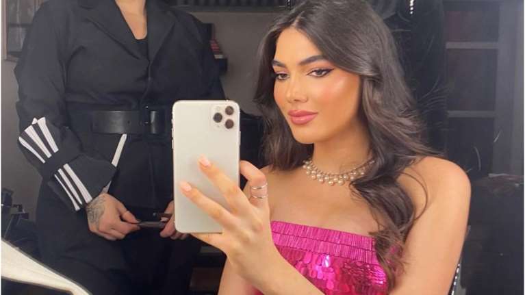 Κάρι Μπράντσο στη Νέα Υόρκη η Λυδία Ευαγγελάτου: Το σούπερ μίνι φόρεμα και οι μπλε Manolo Blahnik γόβες