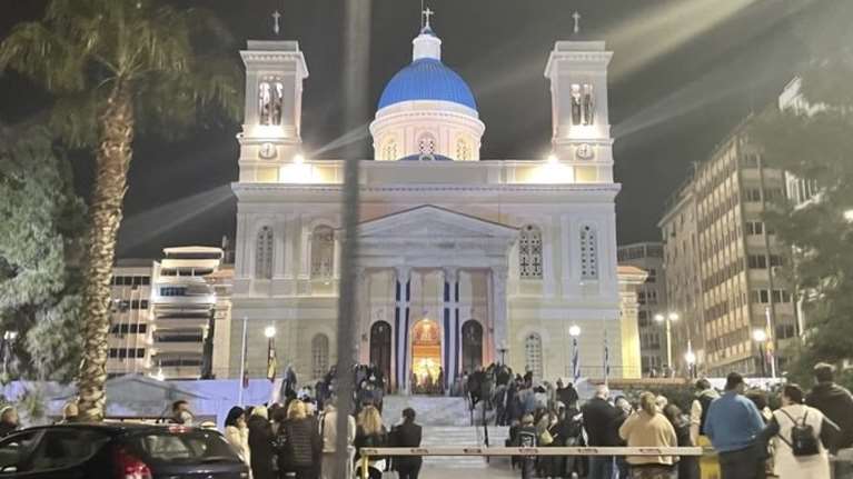 Πειραιάς: Χιλιάδες κόσμου στο προσκύνημα της Αγίας Ζώνης - Περιμένουν μέχρι και τρεις ώρες στην ουρά [βίντεο]