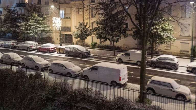 Γαλλία: Κύμα ψύχους σαρώνει τη χώρα - Εκατοντάδες οχήματα εγκλωβίστηκαν από το χιόνι στο Παρίσι