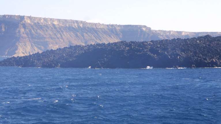 "Πάρα πολύ ενεργό το ηφαίστειο στη Σαντορίνη" - Τι απαντά ειδικός στο αν μπορεί να προκληθεί ξανά τσουνάμι