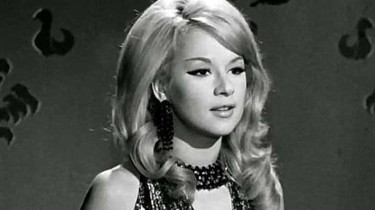 Σπάνια φωτό: Η Αλίκη Βουγιουκλάκη με νυφικό και μαύρα μαλλιά περπατά στην πασαρέλα, στα '80s