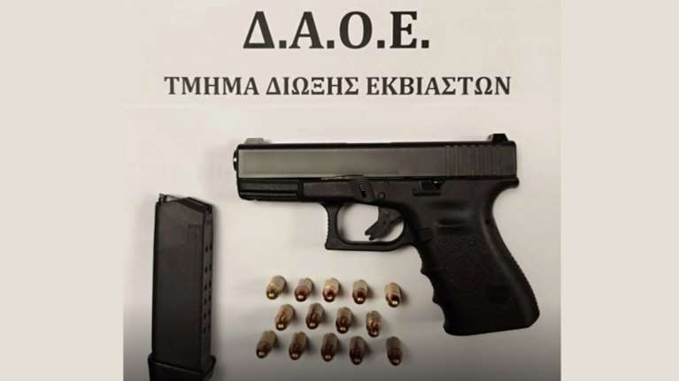 Διασκέδαζε σε μαγαζί στο Περιστέρι μαζί με το… γεμάτο από σφαίρες όπλο του – Γνωστός από το 2012 στις Αρχές