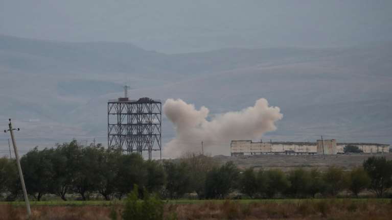 Ναγκόρνο Καραμπάχ: Σφυροκόπημα της Στεπανακέρτ με περίπου 30 πυραύλους τη νύχτα της Τετάρτης