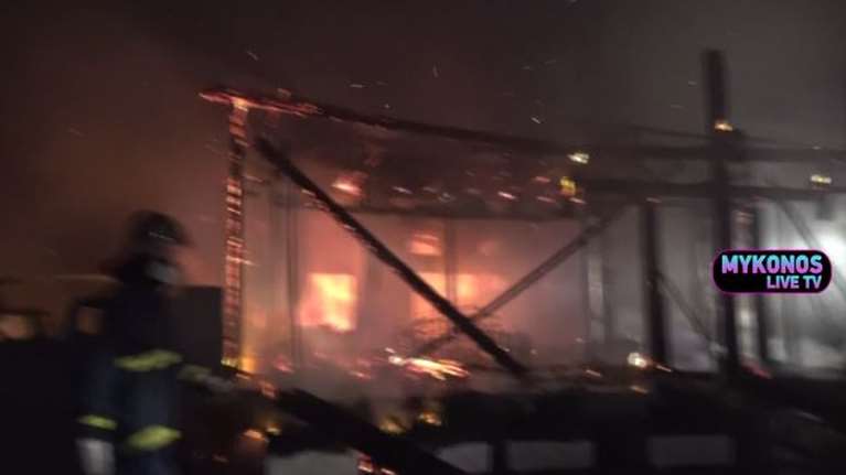 Μύκονος: Φωτιά σε εστιατόριο στον Ορνό - Εκρήξεις από φιάλες υγραερίου [Βίντεο]