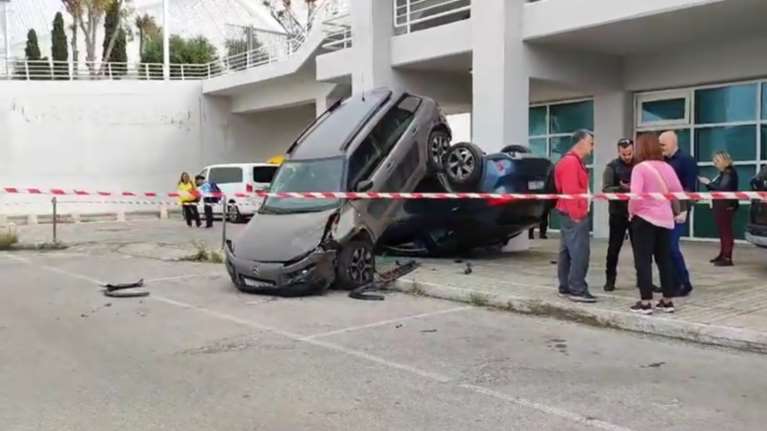 Απίστευτο τροχαίο στο ΟΑΚΑ: Πήγε να βάλει όπισθεν και καβάλησε... δύο αυτοκίνητα [βίντεο]