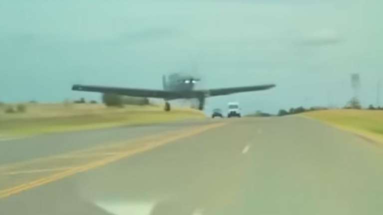 Αεροπλάνο που κάνει αναγκαστική προσγείωση περνά ξυστά πάνω από αυτοκίνητο - Συγκλονιστικό βίντεο από την Οκλαχόμα των ΗΠΑ