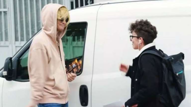 Αγνώριστος ο Σάκης Ρουβάς: Φόρεσε ξανθιά περούκα και βγήκε να μοιράσει φυλλάδια στον δρόμο [βίντεο]