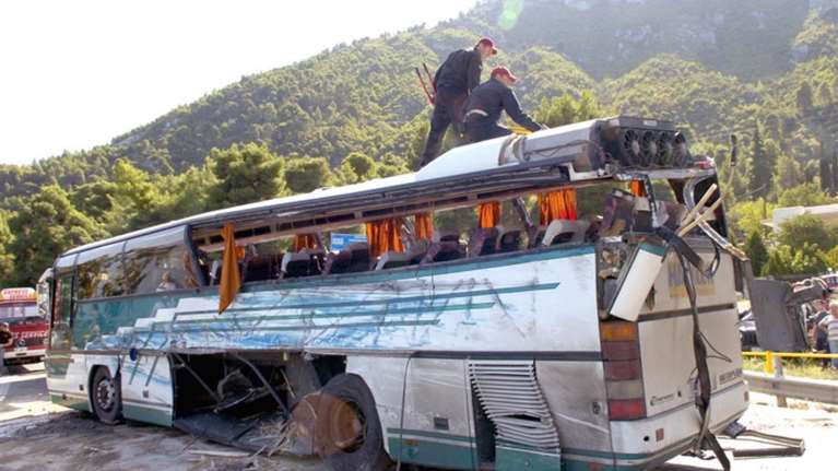 Σαν σήμερα, το 2004: 18 χρόνια από το τραγικό τροχαίο με 7 νεκρούς μαθητές στο &quot;πέταλο&quot; του Μαλιακού [εικόνες]