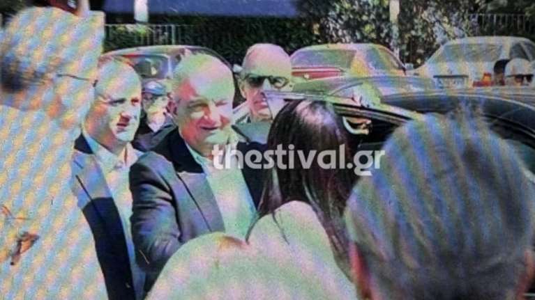 Ψήφισε στη Θεσσαλονίκη ο Κώστας Καραμανλής - Κατέβηκε από το αμάξι για να χαιρετήσει την Λατινοπούλου [βίντεο]