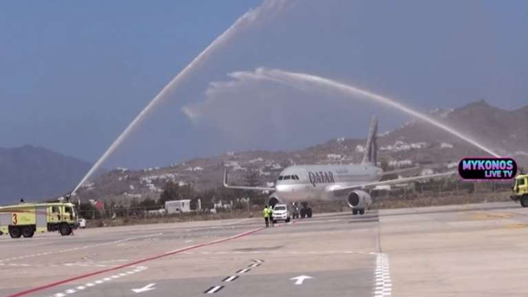 Μύκονος: Εγκαινίασαν τον τουρισμό με αψίδες νερού- Η πρώτη πτήση από Κατάρ [εικόνες - βίντεο]