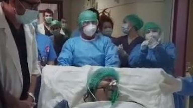 Συγκλονιστικό βίντεο: Με χειροκροτήματα βγήκε από τη ΜΕΘ ασθενής με κορονοϊό στην Κρήτη