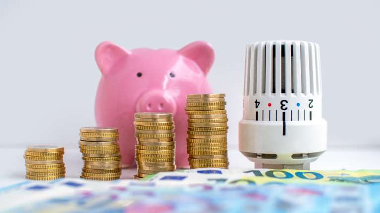 Πώς θα &quot;ξεφουσκώσει&quot; ο λογαριασμός ρεύματος με το καλημέρα της νέας χρονιάς - Οι δύο τρόποι για να γλιτώσετε χρήματα