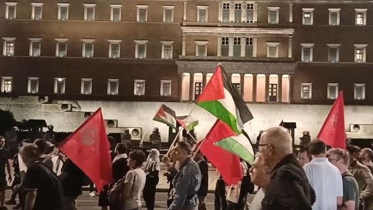 Σύνταγμα: Αντινατοϊκή πορεία και συνθήματα υπέρ της Παλαιστίνης και του Λιβάνου [βίντεο]