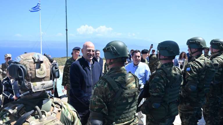 Στο επιτηρητικό φυλάκιο Παναγιάς Οινουσσών ο Δένδιας - Αντάλλαξε ευχές με στελέχη και φαντάρους για το Πάσχα