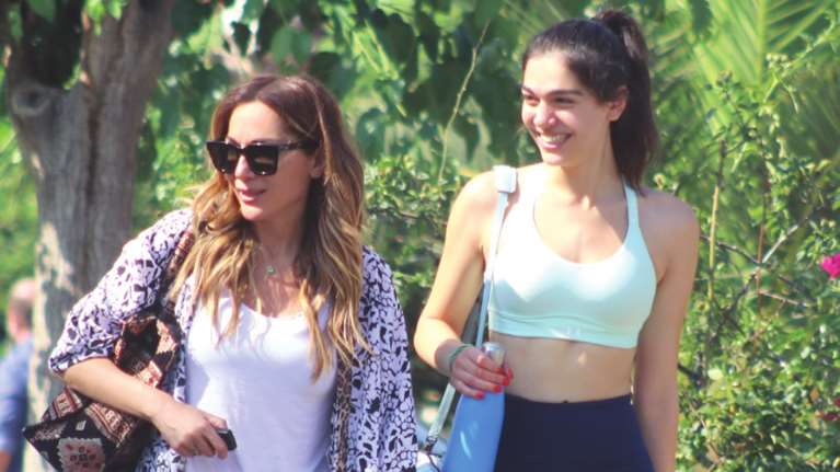 Δέσποινα Βανδή - Μελίνα Νικολαΐδη: Μαμά και κόρη με casual λουκ στους δρόμους της Γλυφάδας [εικόνες]