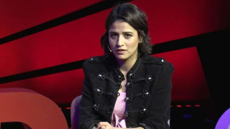 Σάρα Μαρντίνι: Πρόσφυγας, εθελόντρια και τώρα κατηγορούμενη για κατασκοπεία στη Λέσβο, η ηρωίδα του Netflix