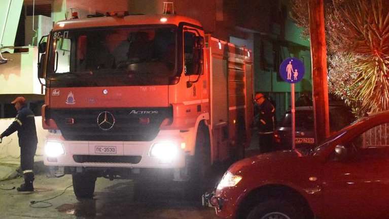 Πυρκαγιά και εκρήξεις σε γκαράζ σπιτιού στη Φιλοθέη - Κάηκαν τρία αυτοκίνητα και μια μοτοσικλέτα