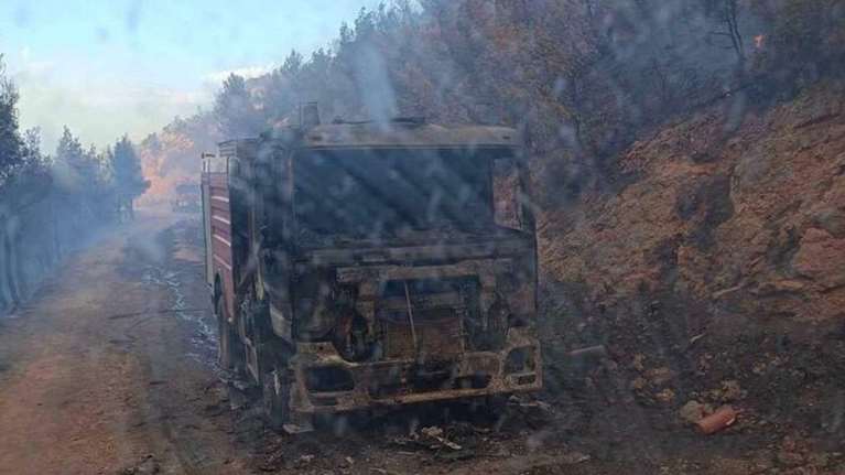 Φωτιά στο Ξυλόκαστρο: Κάηκε ολοσχερώς πυροσβεστικό όχημα - Ένας τραυματίας [εικόνα]