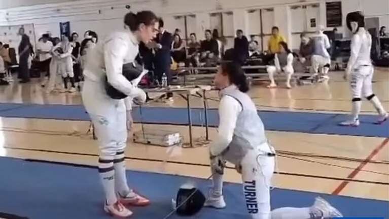 Νεαρή ξιφομάχος γονατίζει σε ένδειξη διαμαρτυρίας μπροστά από τρανσέξουαλ αντίπαλο - &quot;Είμαι γυναίκα και είναι άνδρας&quot;