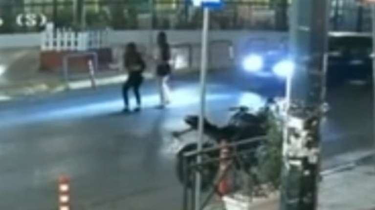 Η στιγμή που το αυτοκίνητο χτυπά τη 16χρονη στα Καμίνια - Αναζητείται ο οδηγός [βίντεο]