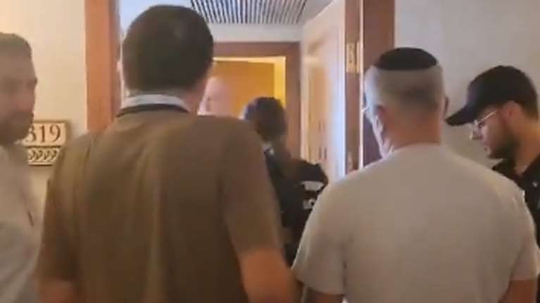 Οι Ισραηλινοί εισέβαλαν στα γραφεία του Al Jazeera - Είχε δώσει την εντολή ο Νετανιάχου να κλείσει το δίκτυο [βίντεο]