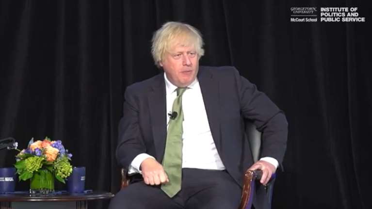 Ο Μπόρις Τζόνσον διαφωνεί (ξανά) με την επιστροφή των γλυπτών του Παρθενώνα και… απαγγέλλει Ιλιάδα [βίντεο]