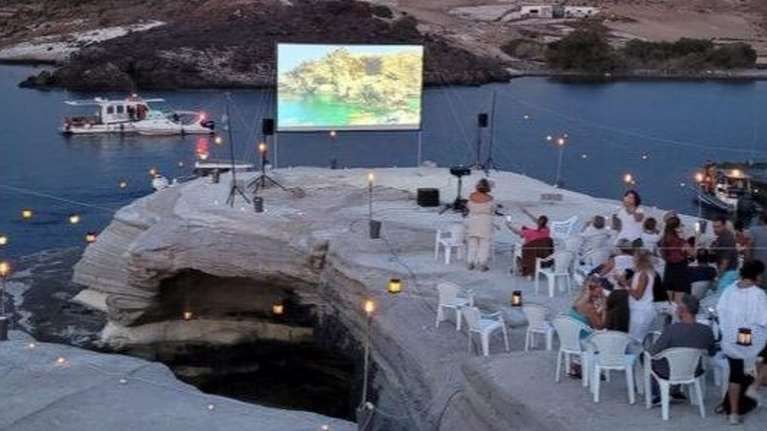 Το θερινό σινεμά στην Κίμωλο που έγινε viral χάρη στην ασυναγώνιστη ομορφιά του