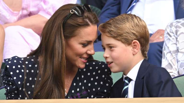 O πρίγκιπας Τζορτζ ζωγραφίζει τη μητέρα του Κέιτ και όλοι σχολιάζουν το ίδιο πράγμα