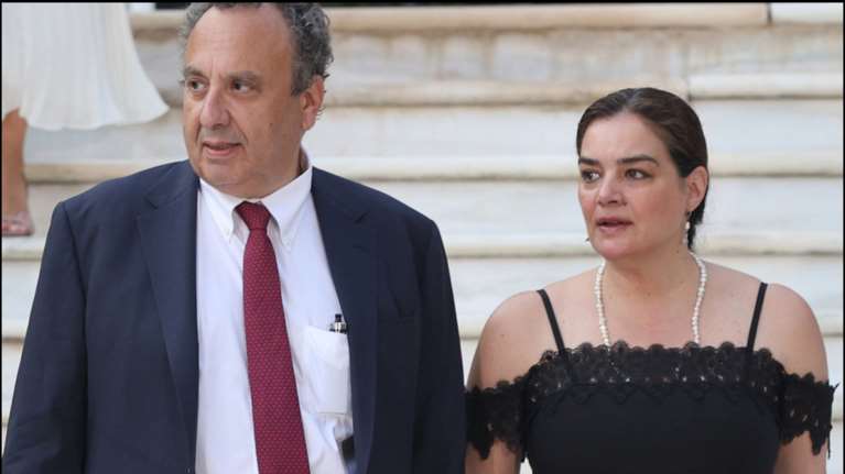 Χωμενίδης - Μπρέμπου: Η κομψή εμφάνιση του ζευγαριού στο Προεδρικό Μέγαρο - Το μικρό μαύρο φόρεμα της ηθοποιού