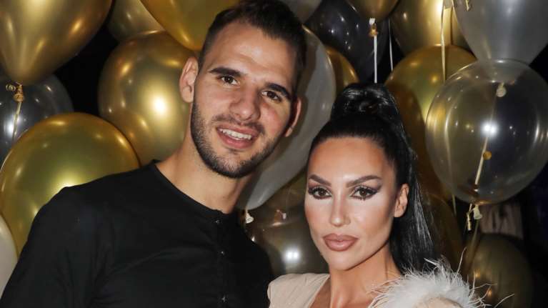 Η Ζέτα Θεοδωροπούλου γιόρτασε τα γενέθλια της - Το &quot;ιδιαίτερο&quot; μήνυμα για το διαζύγιο της πάνω στη τούρτα