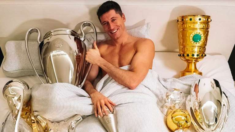 Το ευτυχισμένο 2020 του Ρόμπερτ Λεβαντόφσκι - Γυμνός αγκαλιά με τα τρόπαιά του [Βίντεο]