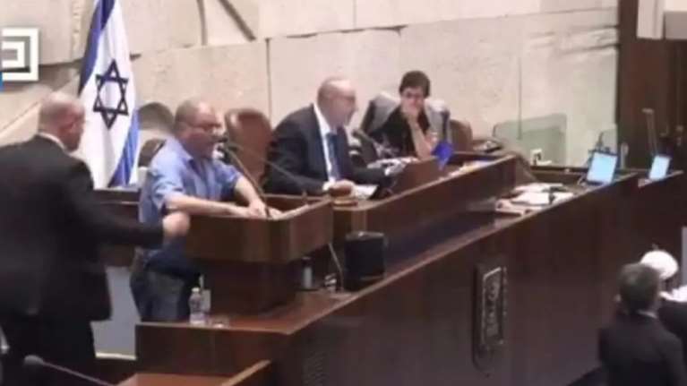 Ισραήλ: Πέταξαν έξω από την Κνεσέτ βουλευτή που μίλησε για &quot;γενοκτονία&quot; στη Γάζα [βίντεο]
