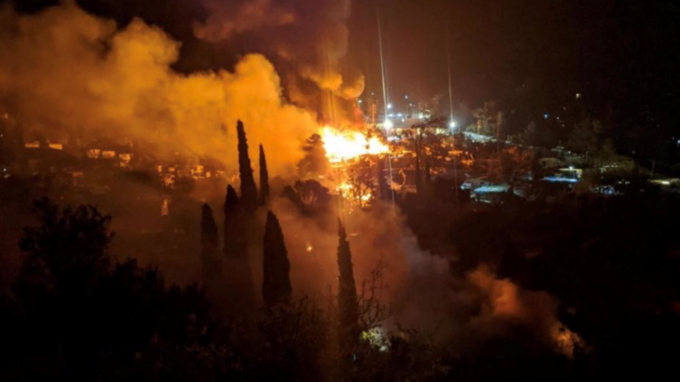 Φωτιά και εκρήξεις από γκαζάκια στο κέντρο υποδοχής και ταυτοποίησης στη Σάμο