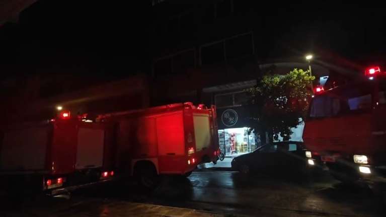 Συναγερμός στον Κεραμεικό: Άνδρας έπεσε στο κενό από μπαλκόνι 4ου ορόφου [βίντεο]