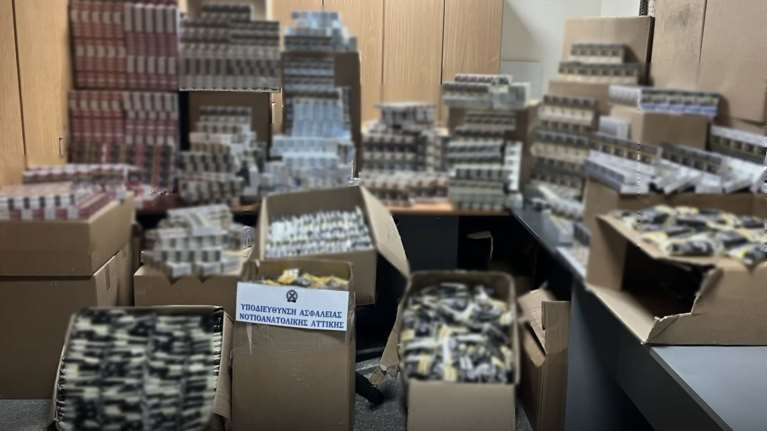 Νότια προάστια: Έκαναν ντελίβερι σε σπίτια λαθραία τσιγάρα - Τα πουλούσαν και σε ψιλικατζίδικο - Τρεις συλλήψεις